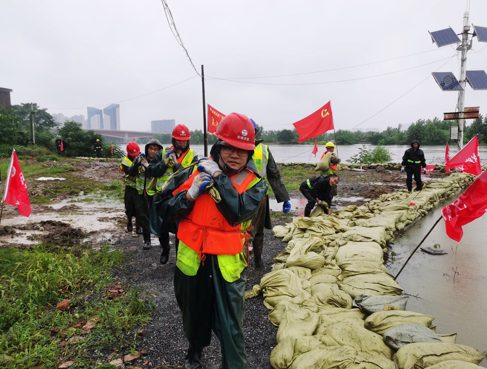 安徽交建协助岳阳市重点局在巢湖路南淝河段沙袋筑坝抗洪防汛2.jpg